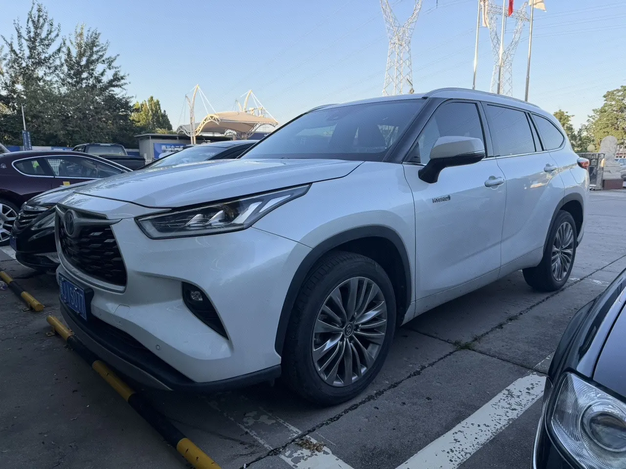 打开图片灯箱:Toyota 2022 Highlander Dual Engine 2.5 Stepless Four-wheel Drive Premium Edition 7-seat Automatic Gear