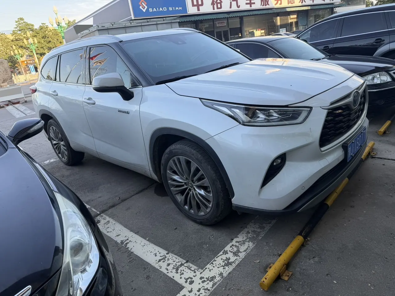 Toyota 2022 Highlander Dual Engine 2.5 Stepless Four-wheel Drive Premium Edition 7-seat Automatic Gear 2