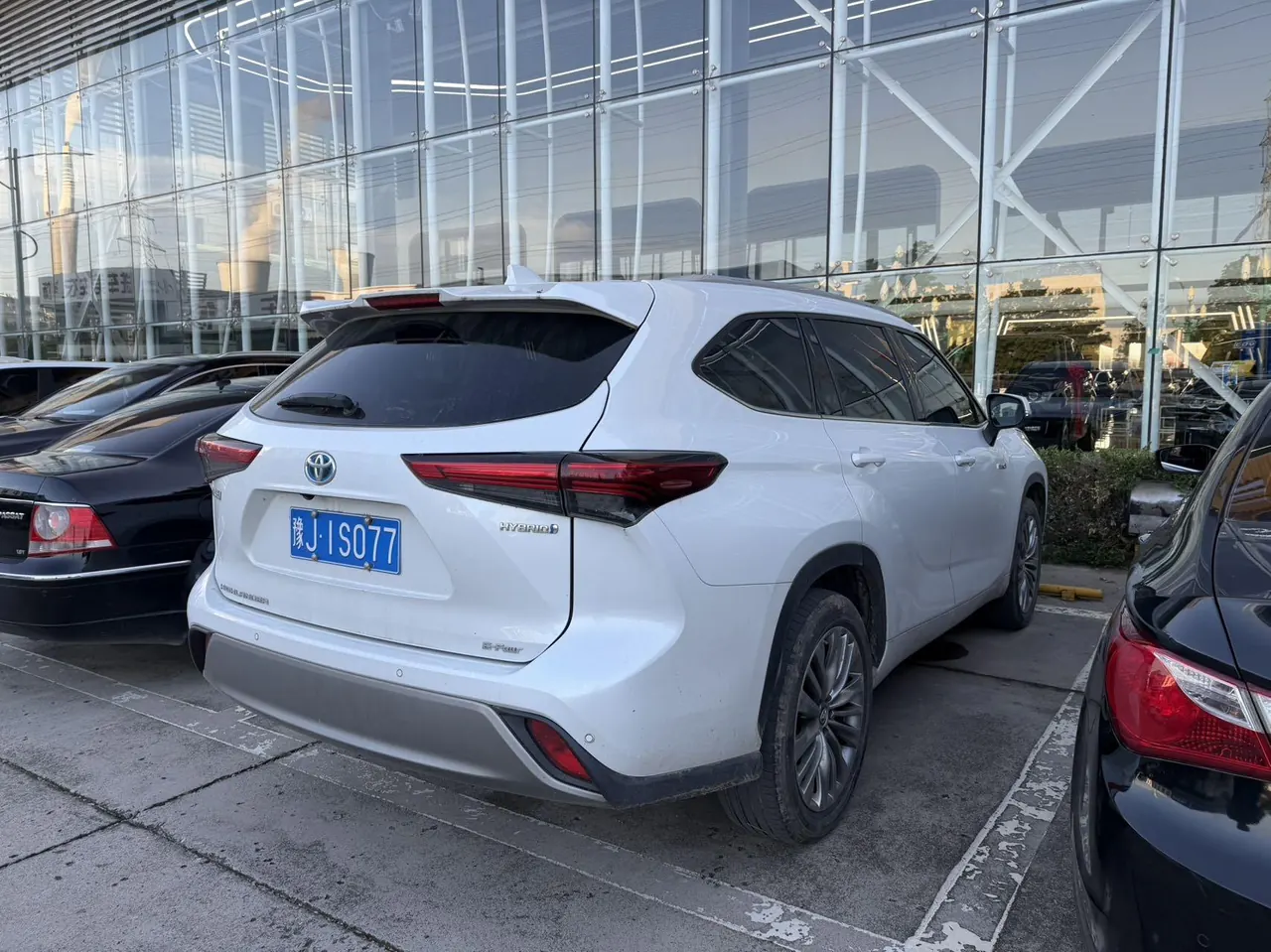 Toyota 2022 Highlander Dual Engine 2.5 Stepless Four-wheel Drive Premium Edition 7-seat Automatic Gear 3