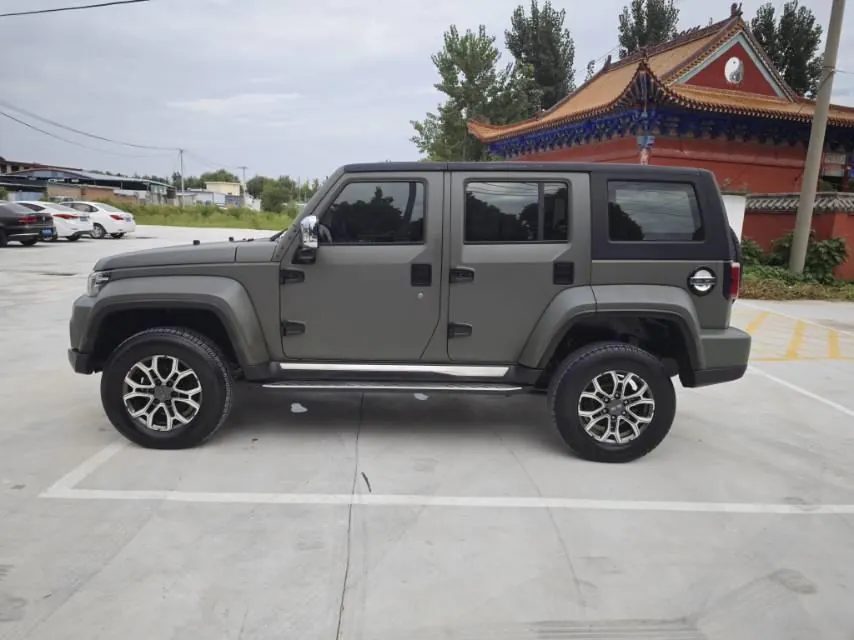 Beijing 2020 BJ40 2.0T 4-wheel drive city hunter version chivalrous automatic gear 6