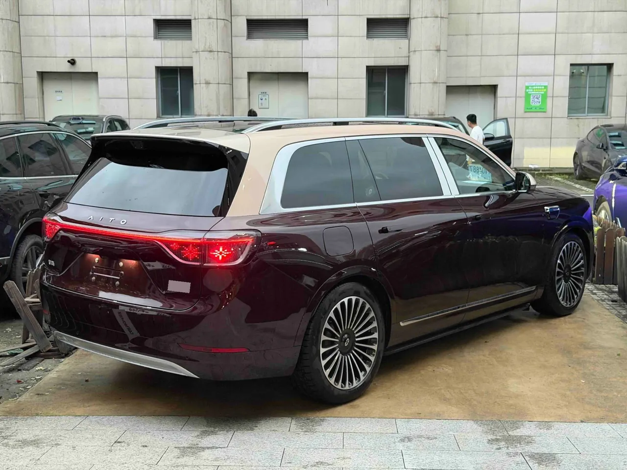 AITO 2025 AITO M9 extended range Ultra version 52kWh6 seat version automatic gear 4