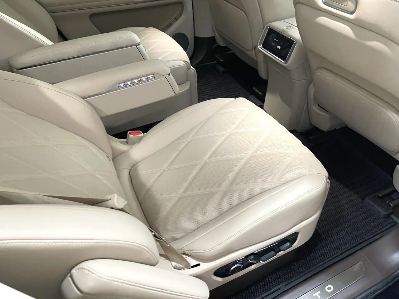 AITO 2025 AITO M9 extended range Ultra version 52kWh6 seat version automatic gear 6