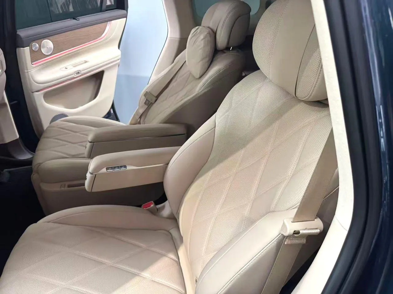 AITO 2025 AITO M9 extended range Ultra version 52kWh6 seat version automatic gear 7
