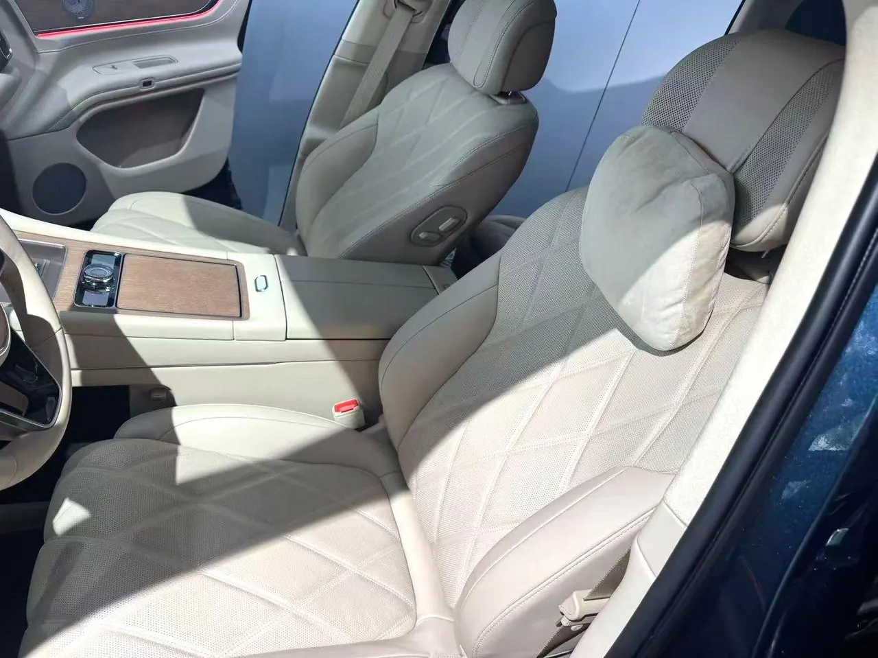AITO 2025 AITO M9 extended range Ultra version 52kWh6 seat version automatic gear 8