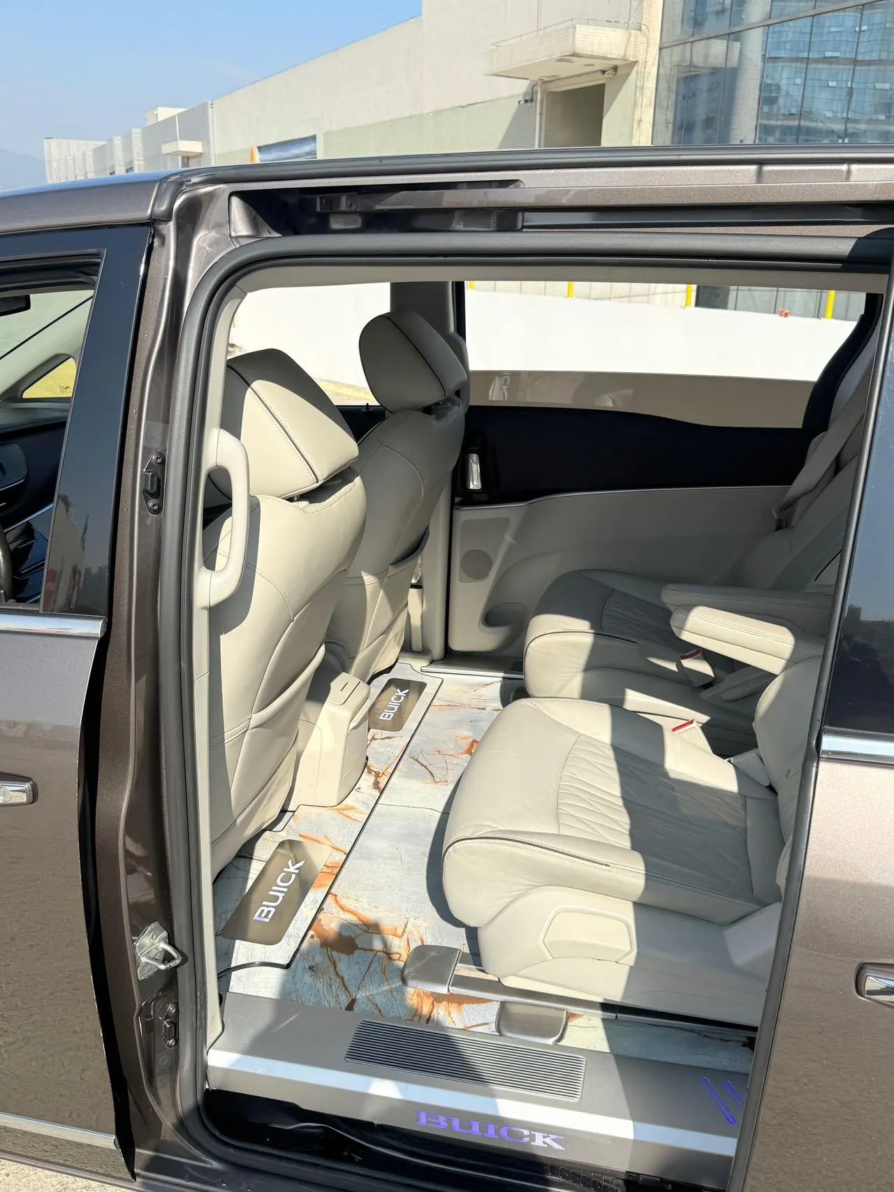 Buick 2022 GL8 Land Business Class 48V 2.0T 652T Luxury Automatic Gear 7