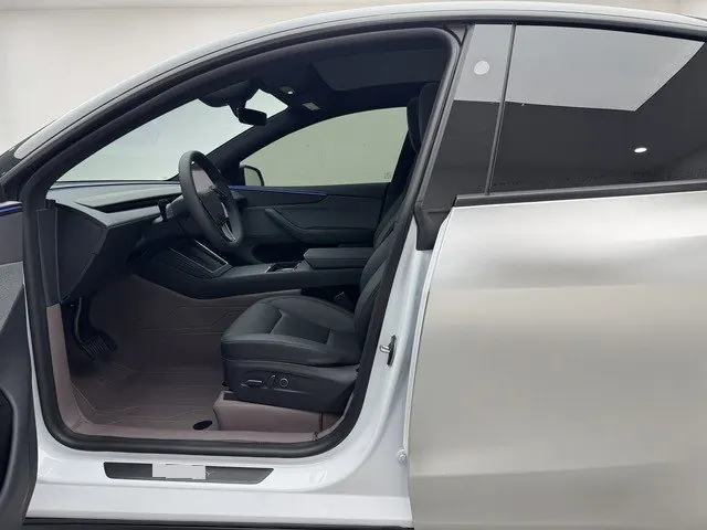 Tesla 2026 Model Y Rear-Wheel-Drive Automatic 4