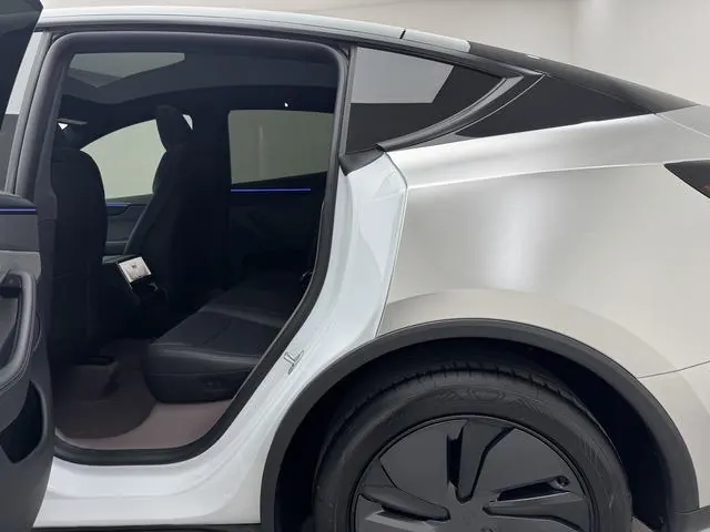 Tesla 2026 Model Y Rear-Wheel-Drive Automatic 5