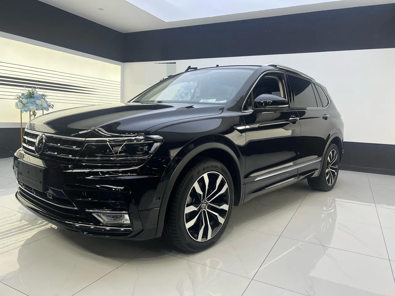 Open image lightbox: Volkswagen 2021 Tiguan L R-Line 2.0TSI 330TSI Two-Drive Ultimate Automatic Gear