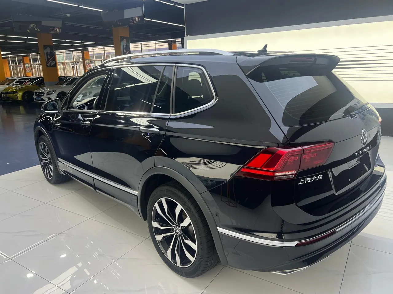 Volkswagen 2021 Tiguan L R-Line 2.0TSI 330TSI Two-Drive Ultimate Automatic Gear 3