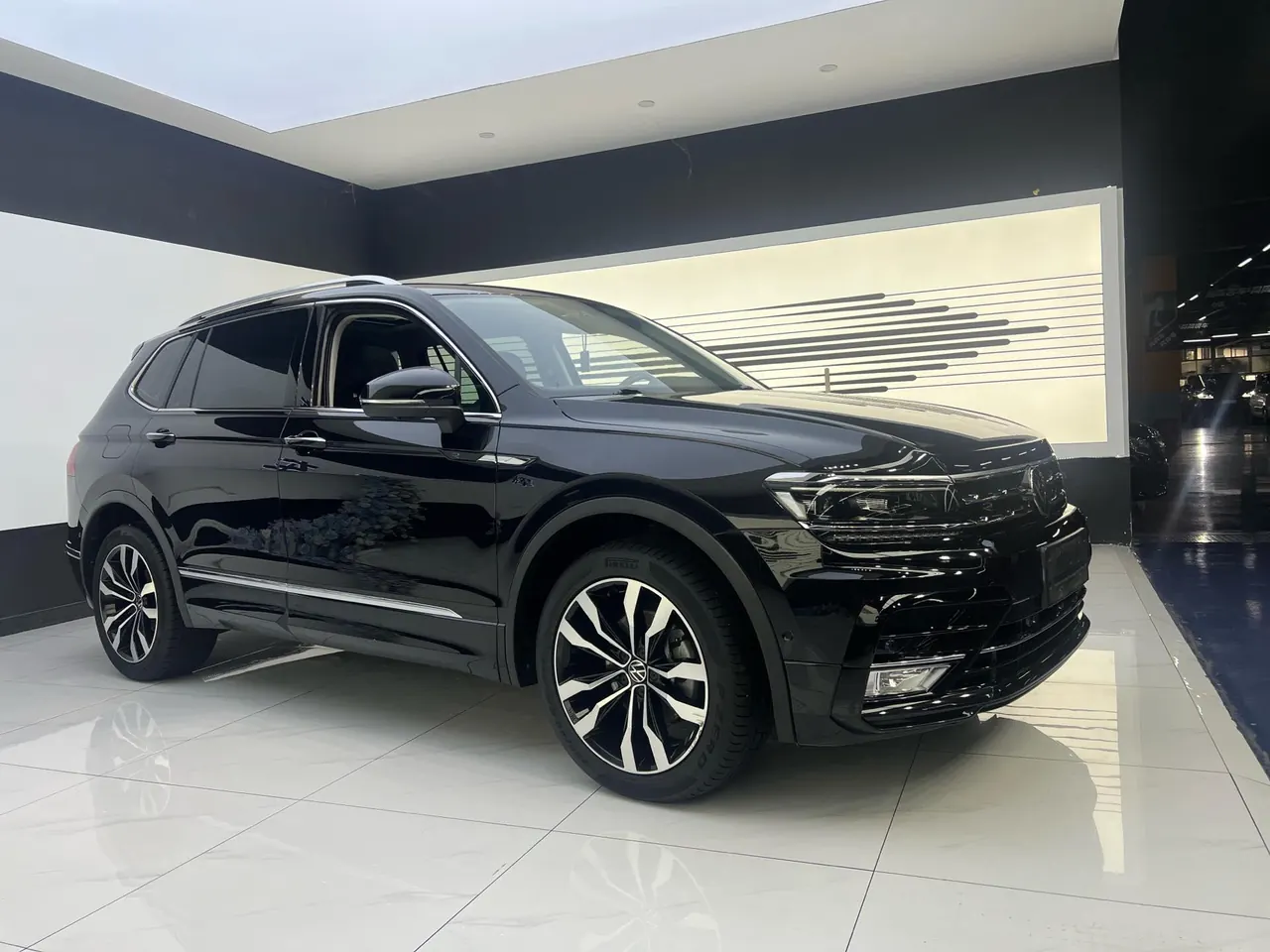 Volkswagen 2021 Tiguan L R-Line 2.0TSI 330TSI Two-Drive Ultimate Automatic Gear 4