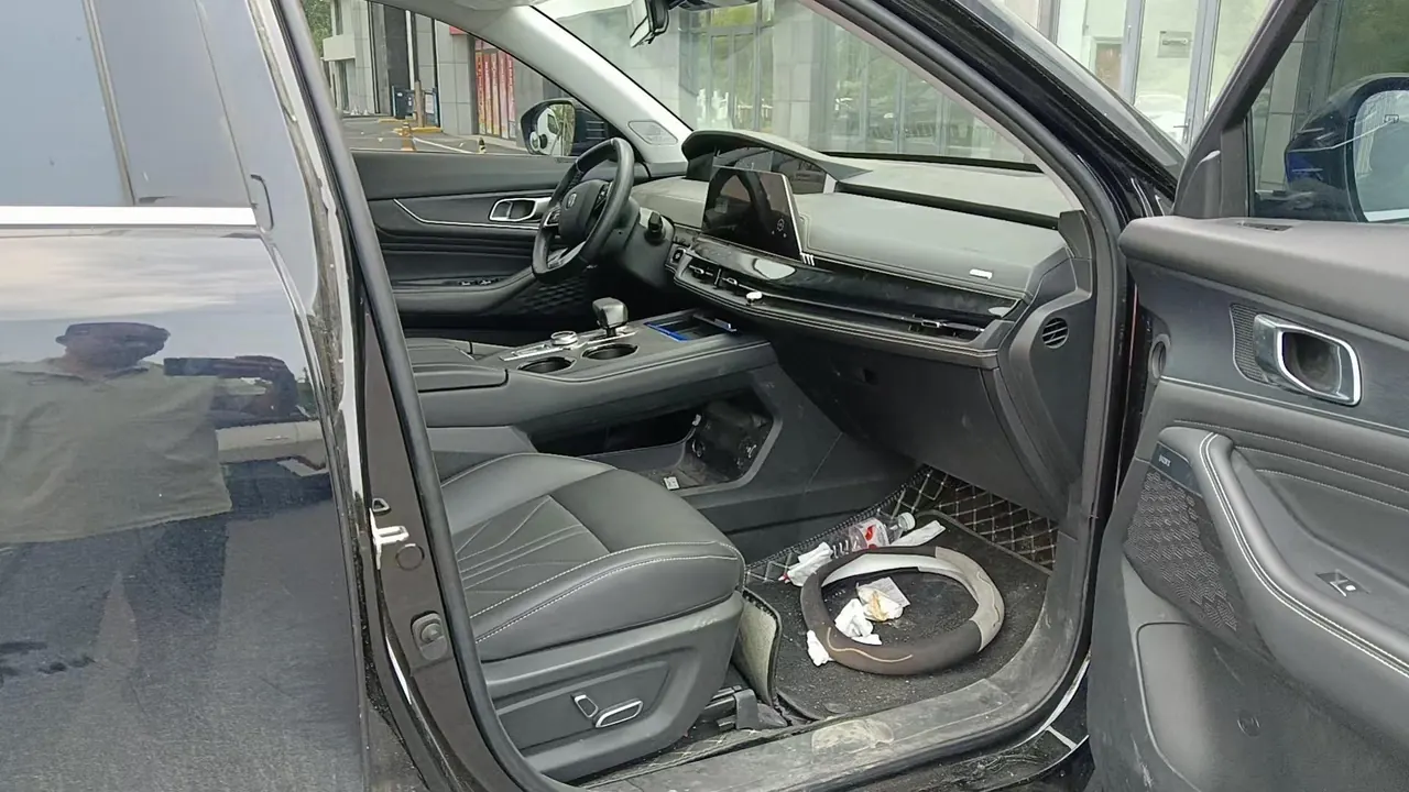 ChangAn 2024 UNI-K 2.0T Two-Drive Yuesang Automatic Gear 3