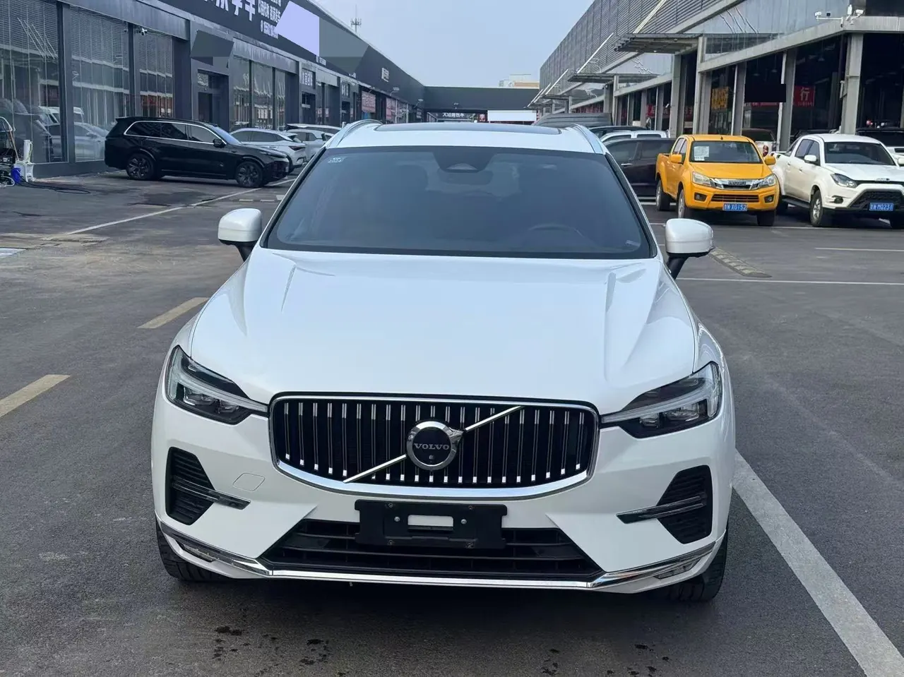 Volvo 2022 XC60 48V 2.0T B5 4WD Zhiya Deluxe Edition Automatic Gear 2