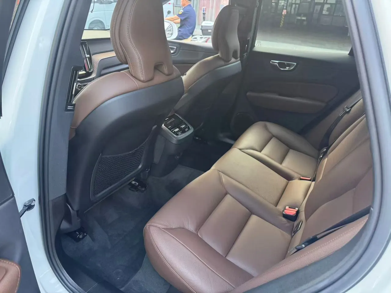 Volvo 2022 XC60 48V 2.0T B5 4WD Zhiya Deluxe Edition Automatic Gear 5