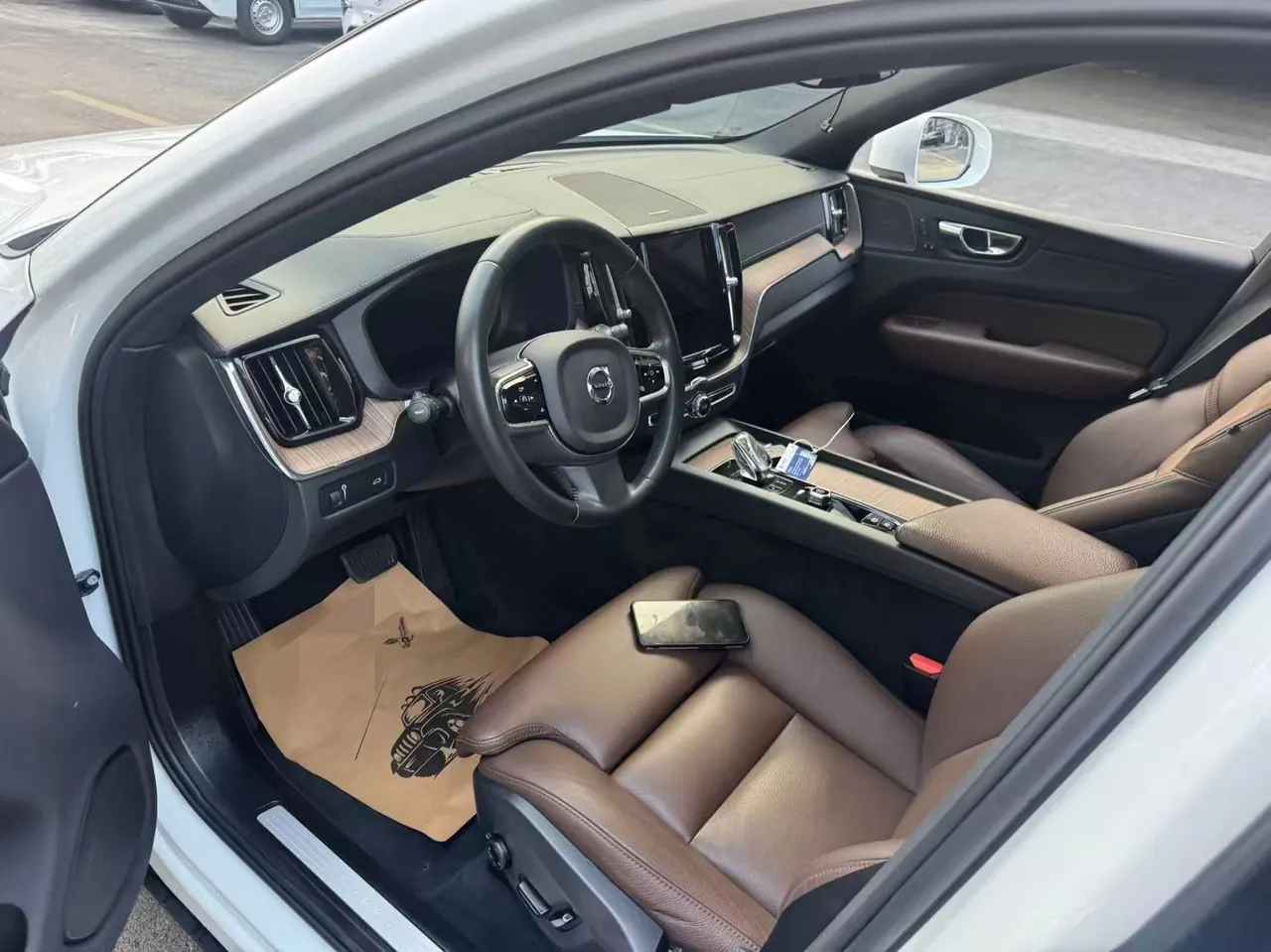 Volvo 2022 XC60 48V 2.0T B5 4WD Zhiya Deluxe Edition Automatic Gear 6