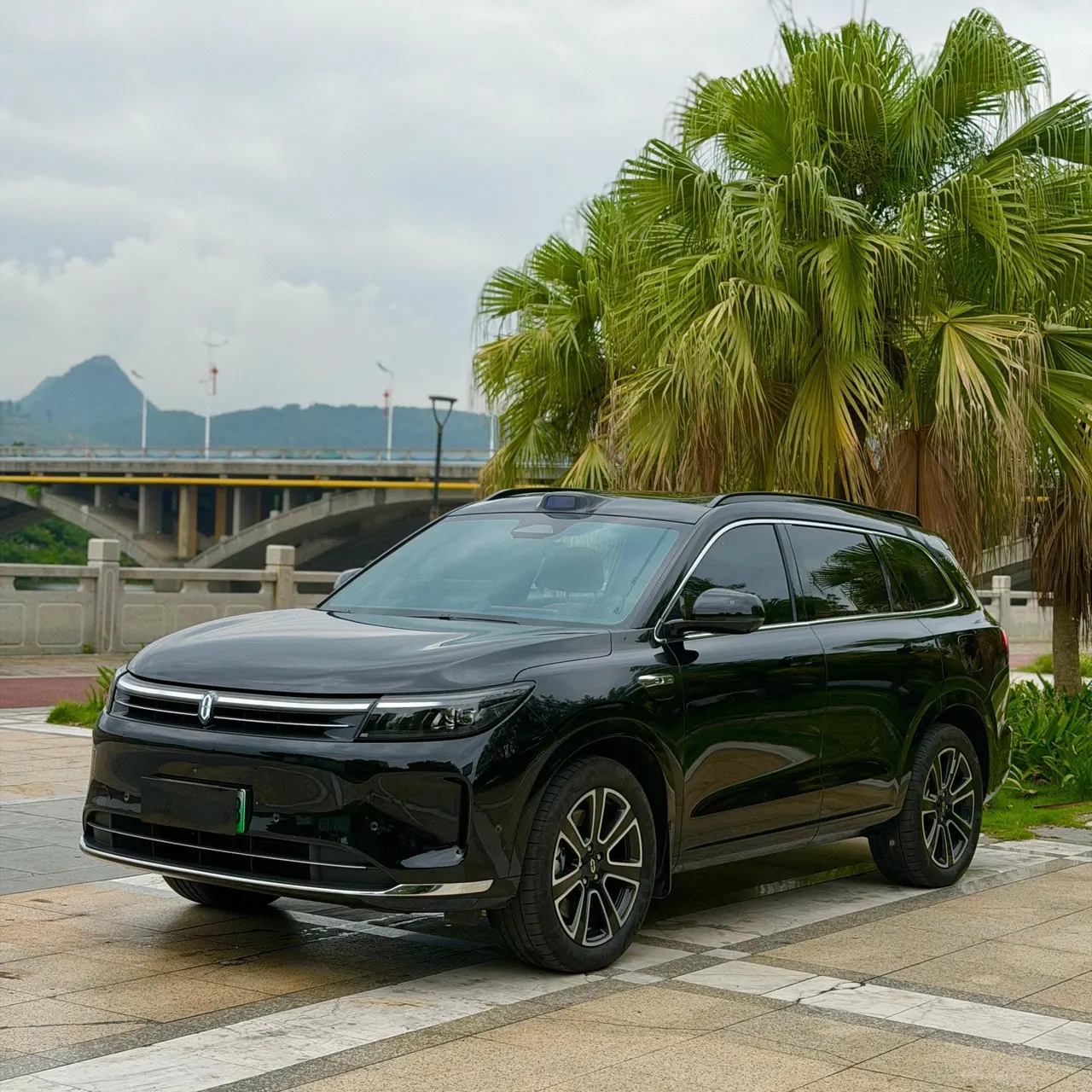 Open image lightbox: AITO 2024 AITO M7 Smart Drive Four-wheel Drive Ultra Edition 5-seat Automatic Gear