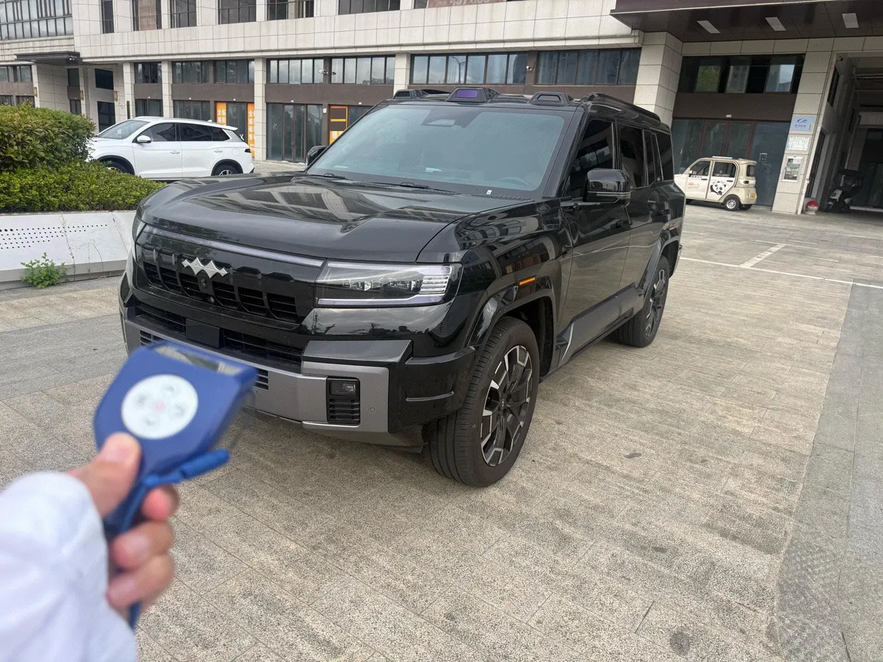 FangChengBao 2025 Leopard 8 2.0T Stepless Zhiyong Flagship Edition 6-seat Automatic Gear - View 1