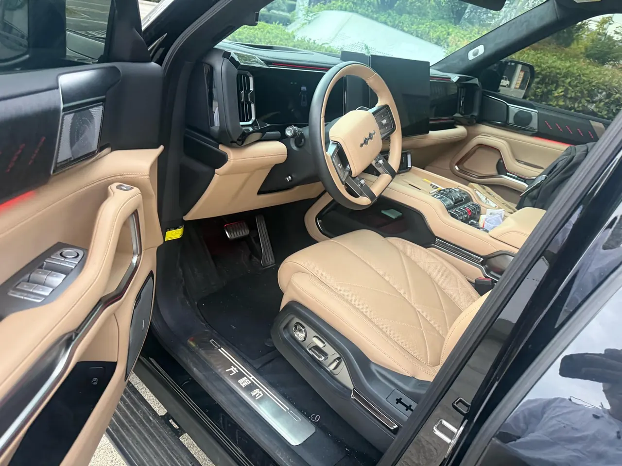 FangChengBao 2025 Leopard 8 2.0T Stepless Zhiyong Flagship Edition 6-seat Automatic Gear 3