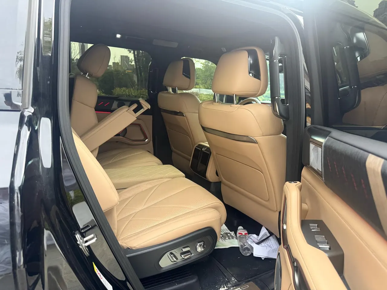 FangChengBao 2025 Leopard 8 2.0T Stepless Zhiyong Flagship Edition 6-seat Automatic Gear 5