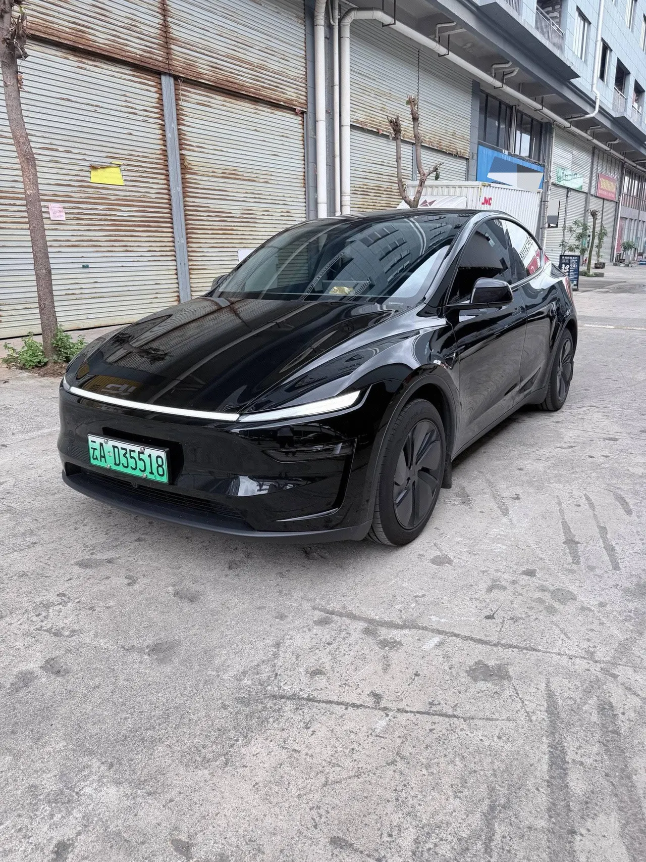 Open image lightbox: Tesla 2025 Model Y rear-wheel drive version automatic transmission