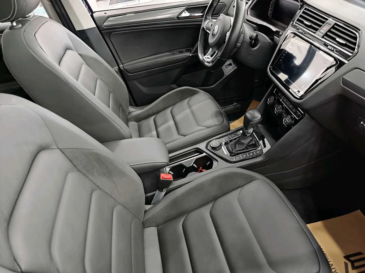 Volkswagen 2021 Tiguan L R-Line 2.0TSI 380TSI Four-wheel Drive Overdrive Edition 7-seat Automatic Gear 5