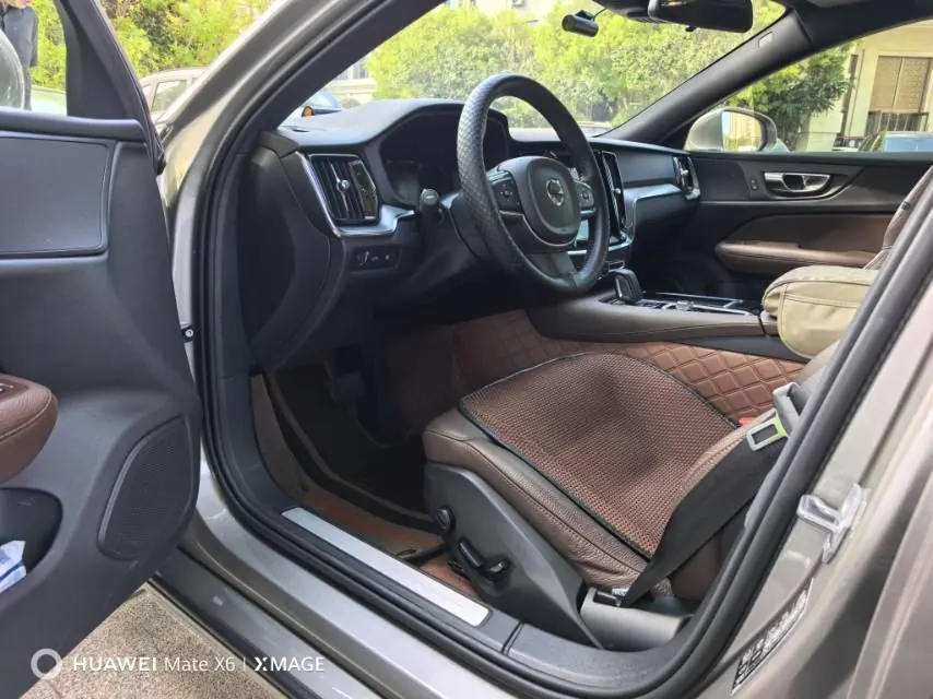 Volvo S60 New Energy 2021 S60 PHEV 2.0T T8 Four-wheel Drive Zhiyi Deluxe Edition Automatic Gear 2