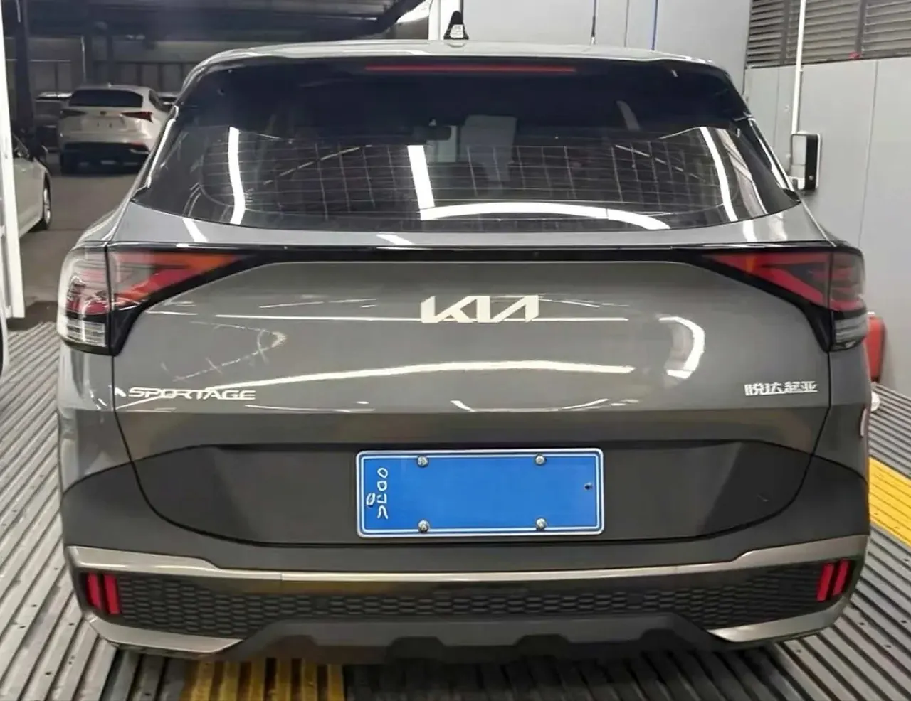 Kia 2025 Lion Platinum Extension World 2.0T Two-wheel Drive Premium Smart Edition Automatic Gear 3