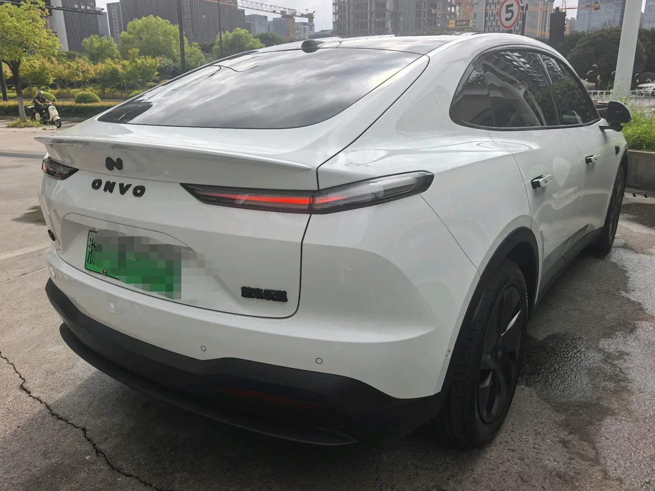 打开图片灯箱：ONVO 2026 L60 60kWh Pro automatic