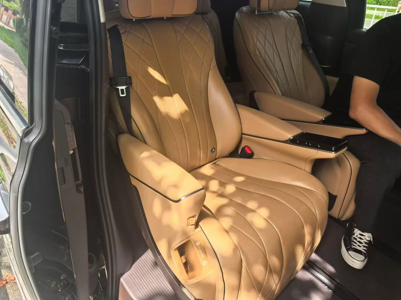 Denza 2022 Denza D9 DM-i 1.5T stepless 970 four-wheel drive flagship automatic gear 5