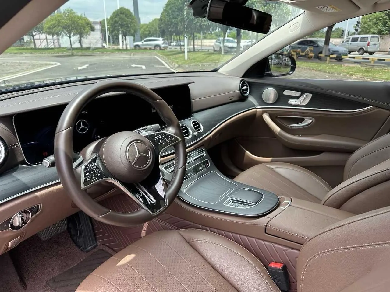 打开图片灯箱:Mercedes Benz E Class 2022 E 300 L 2.0T Luxury (Change 2) Automatic Gear
