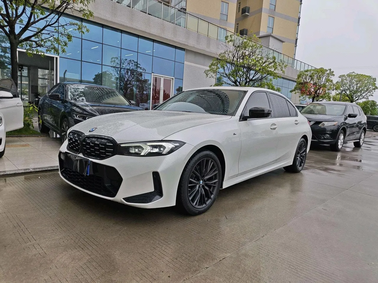 打开图片灯箱:BMW 3 Series 2024 325Li 2.0T M Sports Obsidian Night Suit Automatic Gear