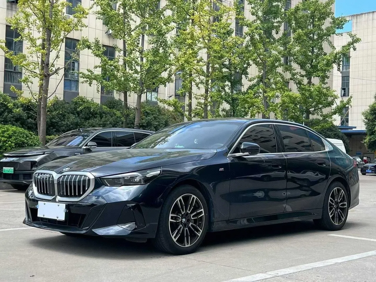 打开图片灯箱:BMW 5 Series 2024 model 530Li 48V 2.0T Leading Edition M Sport Package Automatic