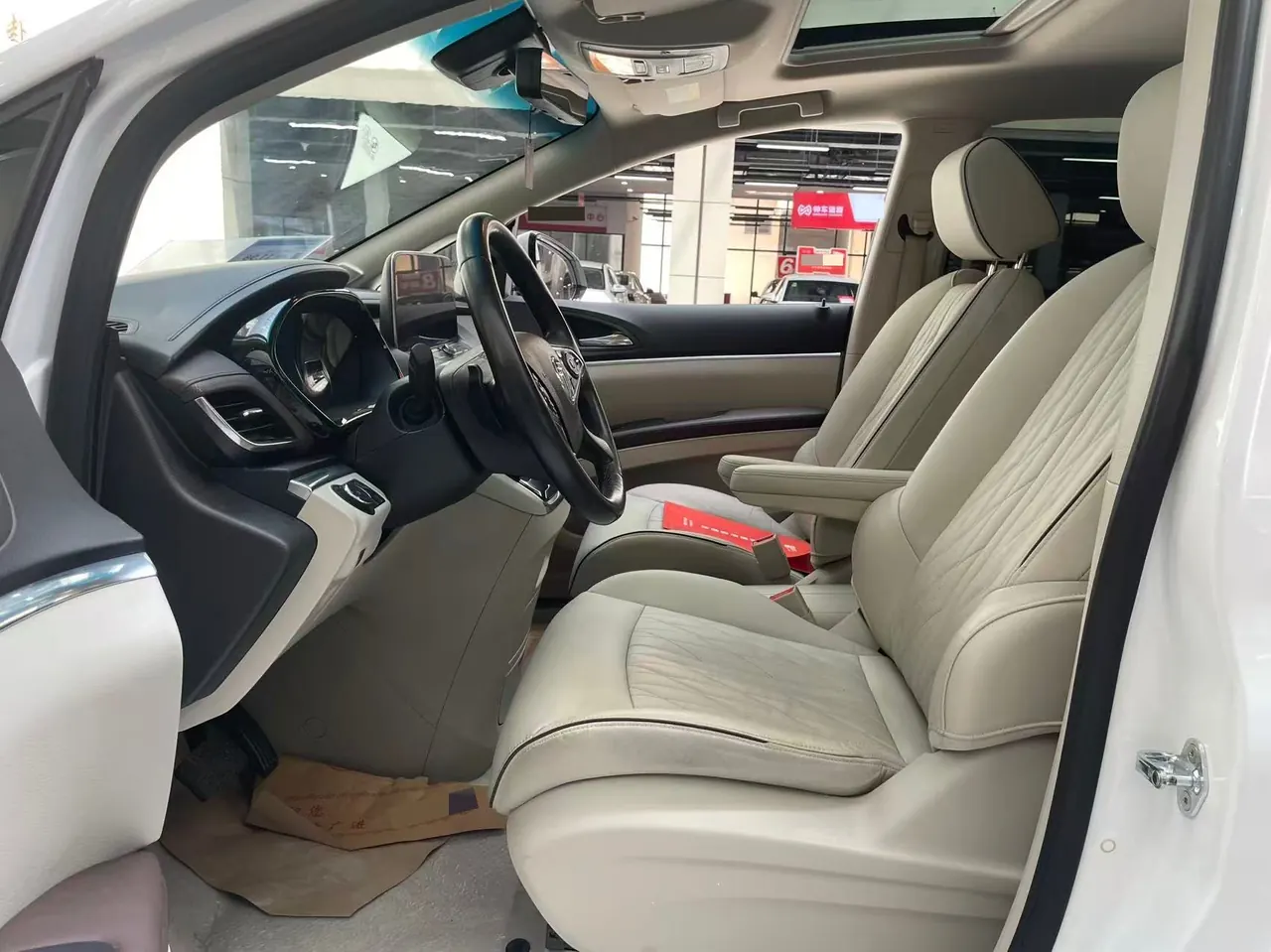 Buick 2022 GL8 Land Business Class 48V 2.0T 652T Premium Automatic Gear 2