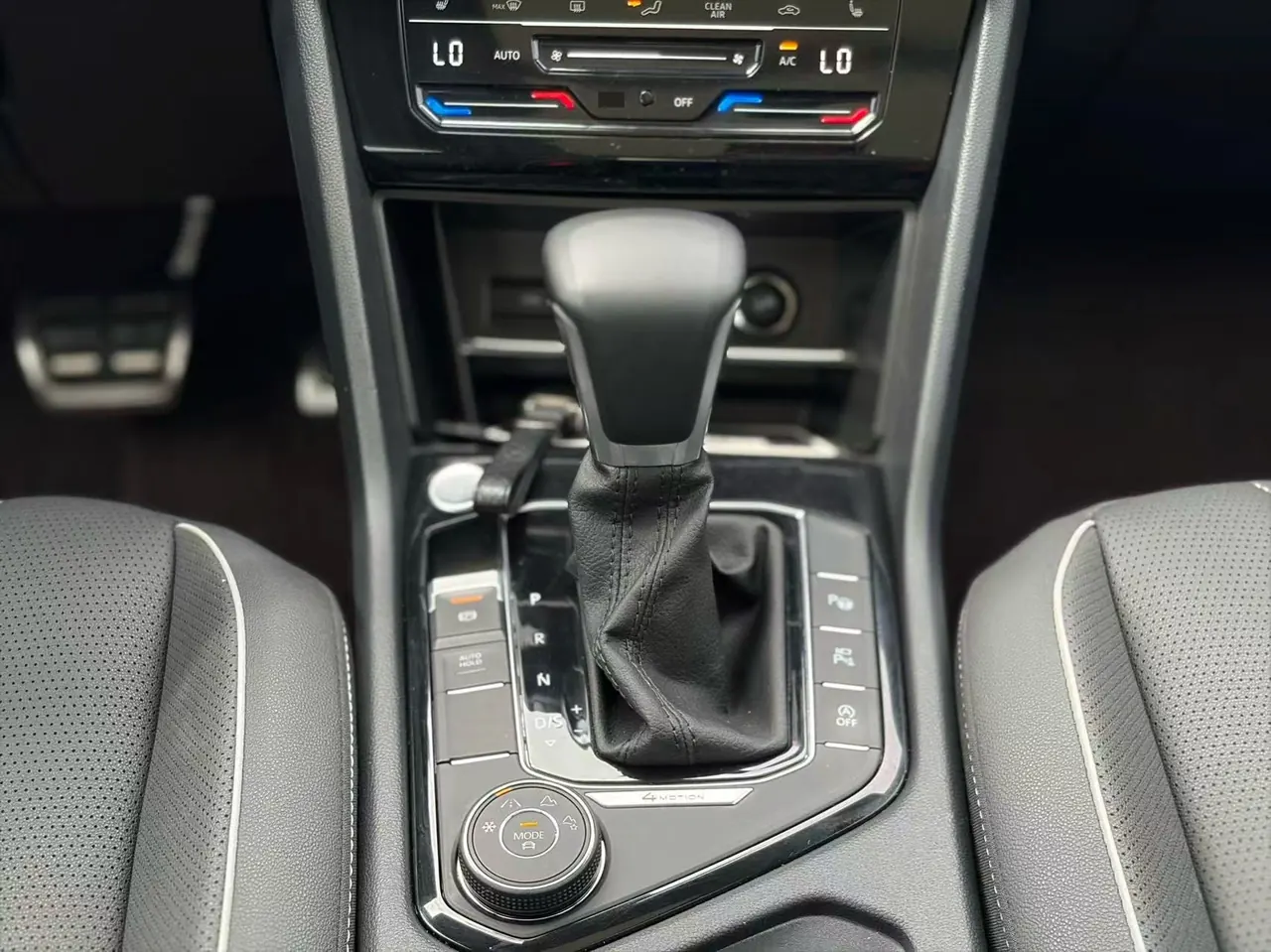 Volkswagen 2022 Tiguan L R-Line 2.0TSI 380TSI 4-wheel drive R-Line Yuexiang Edition 7-seat automatic gear 10