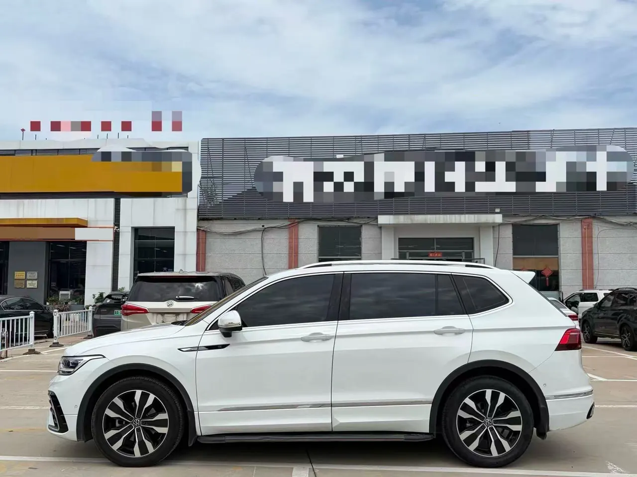 Volkswagen 2022 Tiguan L R-Line 2.0TSI 380TSI 4-wheel drive R-Line Yuexiang Edition 7-seat automatic gear 3