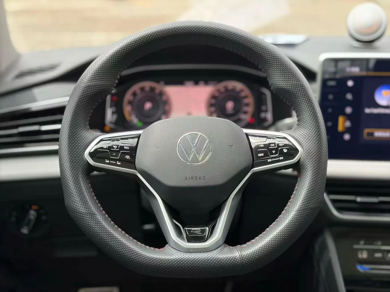 Volkswagen 2022 Tiguan L R-Line 2.0TSI 380TSI 4-wheel drive R-Line Yuexiang Edition 7-seat automatic gear 9