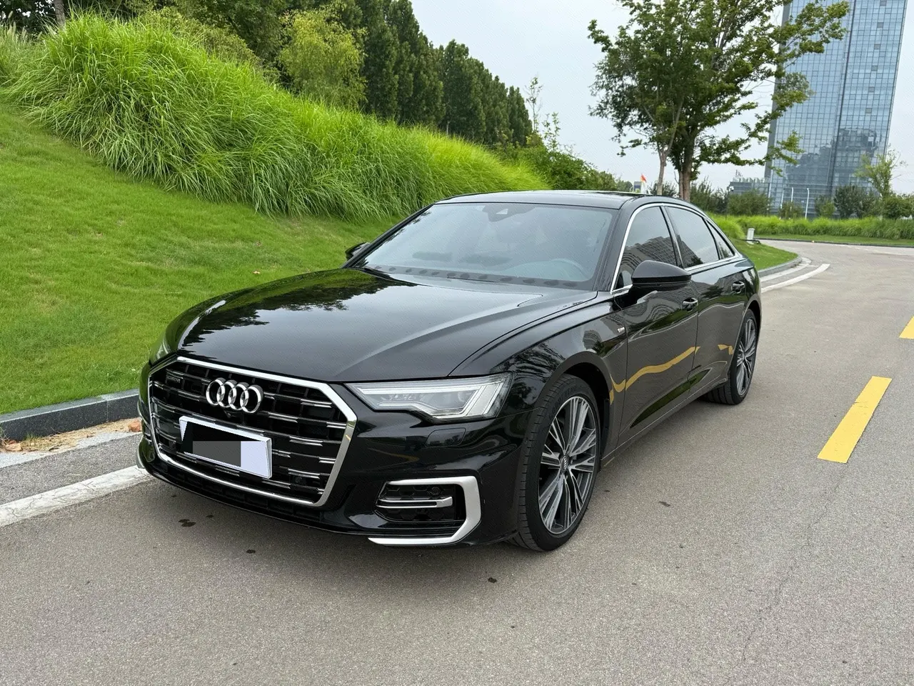 打开图片灯箱:Audi 2021 A6L 2.0TFSI 45TFSI Quattro enjoy dynamic automatic transmission