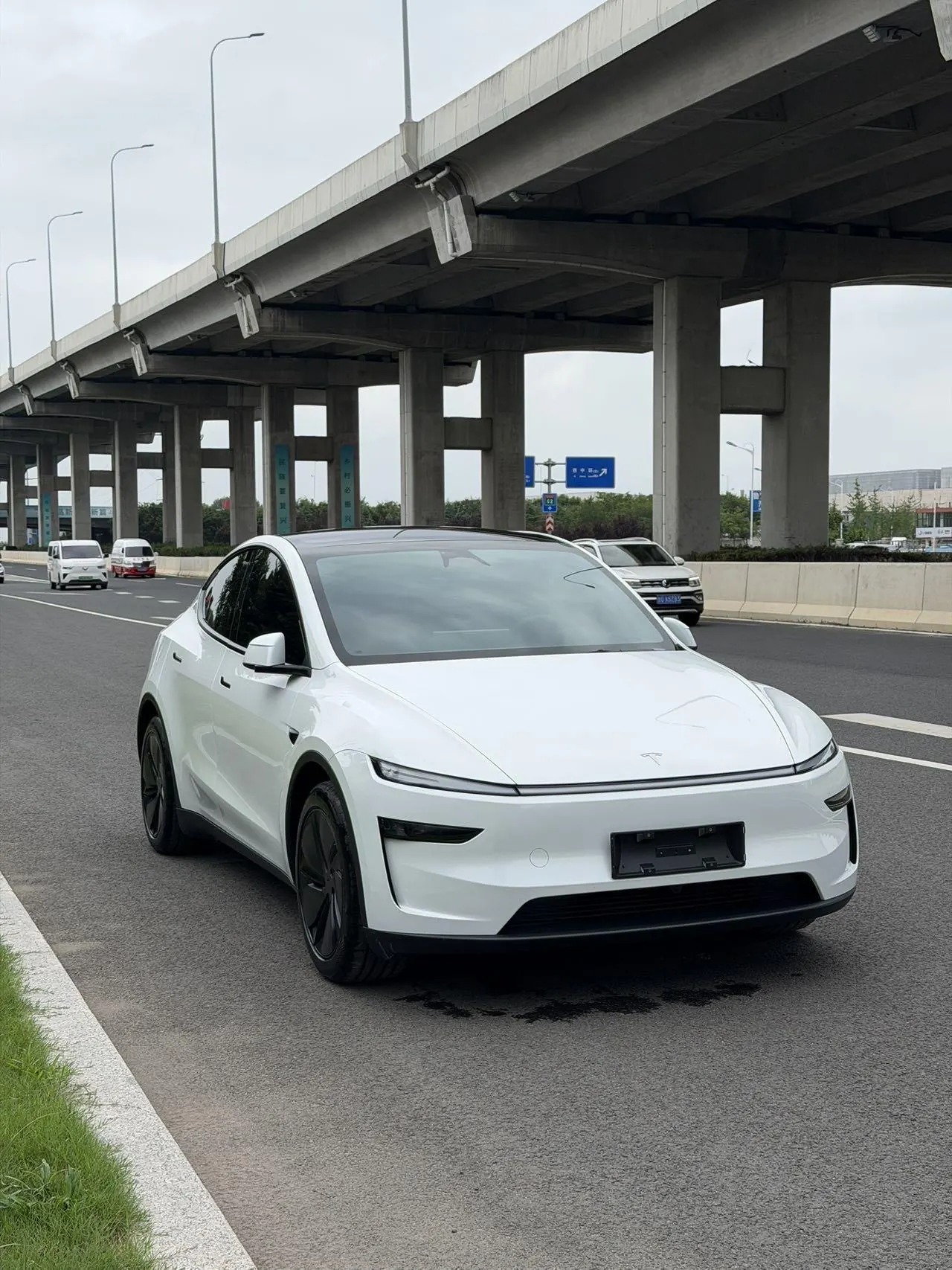 Tesla 2025 Model Y rear-wheel drive version automatic transmission 2