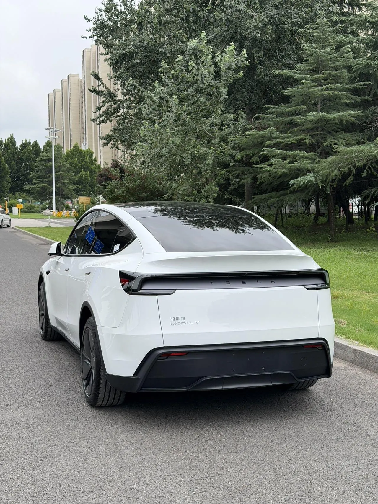 Tesla 2025 Model Y rear-wheel drive version automatic transmission 3