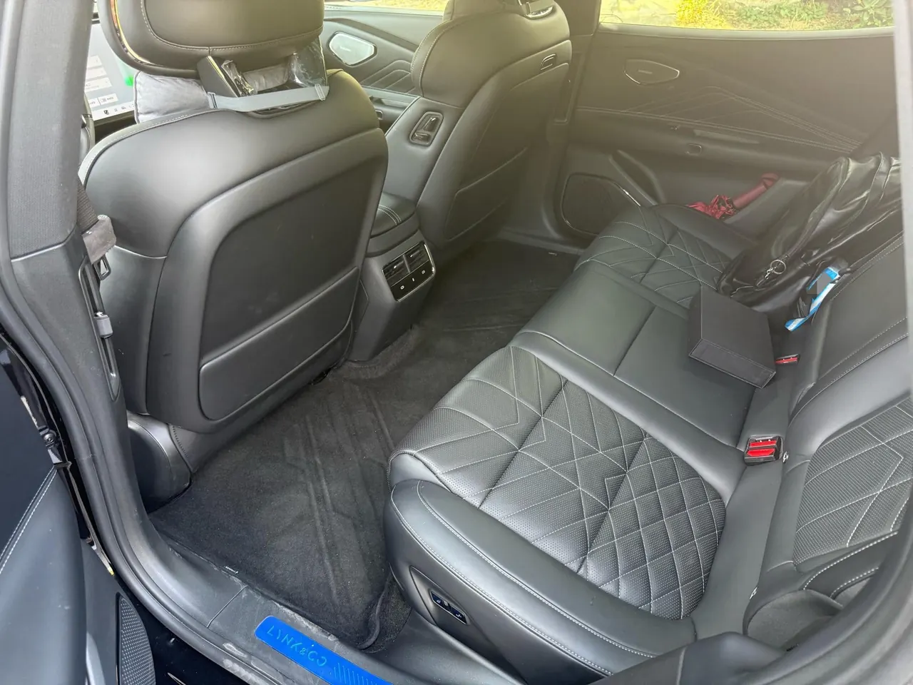 LYNK&amp;CO 2025 LYNK&amp;CO 10 EM-P 1.5T 120 four-wheel drive Ultra automatic gear 4