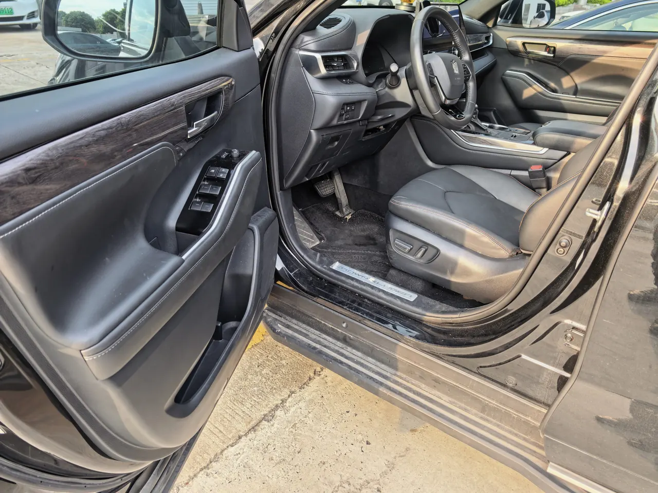 Toyota 2024 Crown Land Release HEV 2.5 Stepless Four-wheel Drive Premium Edition Automatic Gear 4