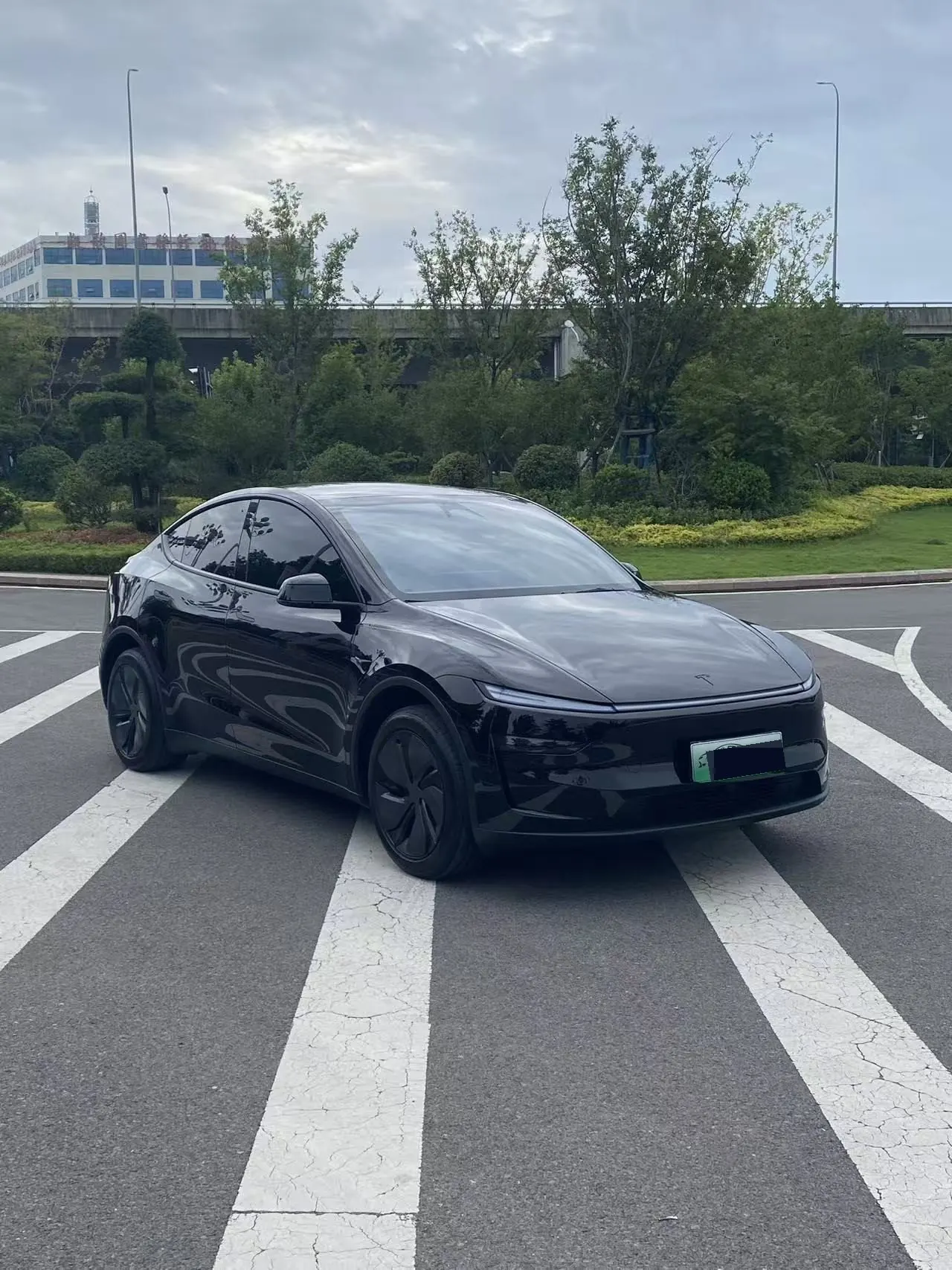 Tesla 2026 Model Y Rear-Wheel-Drive Automatic 3