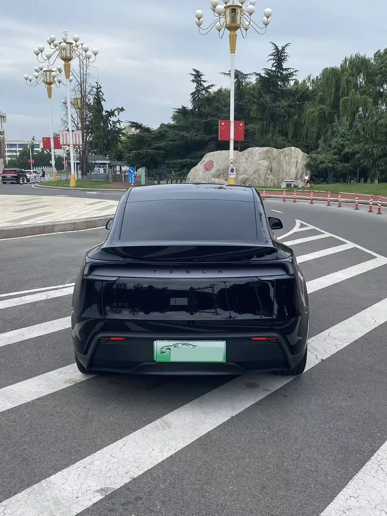 Tesla 2026 Model Y Rear-Wheel-Drive Automatic 5