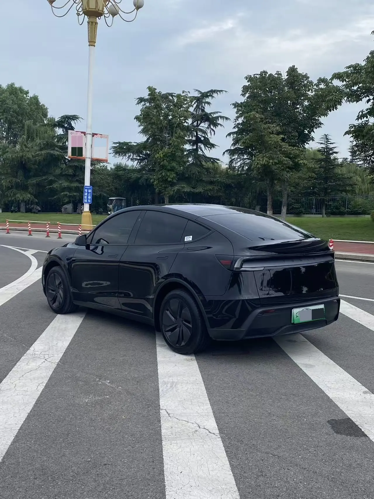 Tesla 2026 Model Y Rear-Wheel-Drive Automatic 6