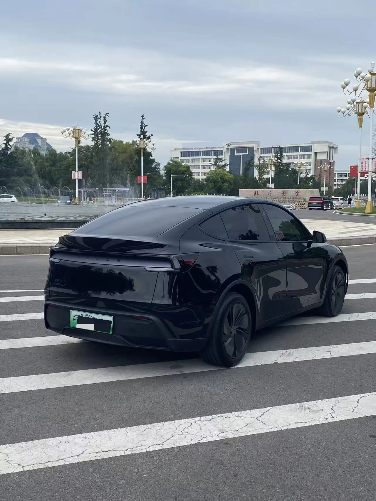 Tesla 2026 Model Y Rear-Wheel-Drive Automatic 7