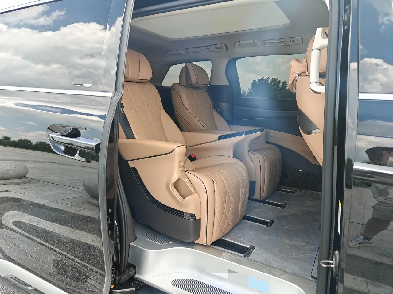 Denza 2024 Denza D9 DM-i 1.5T stepless 980 four-wheel drive distinguished automatic gear 11