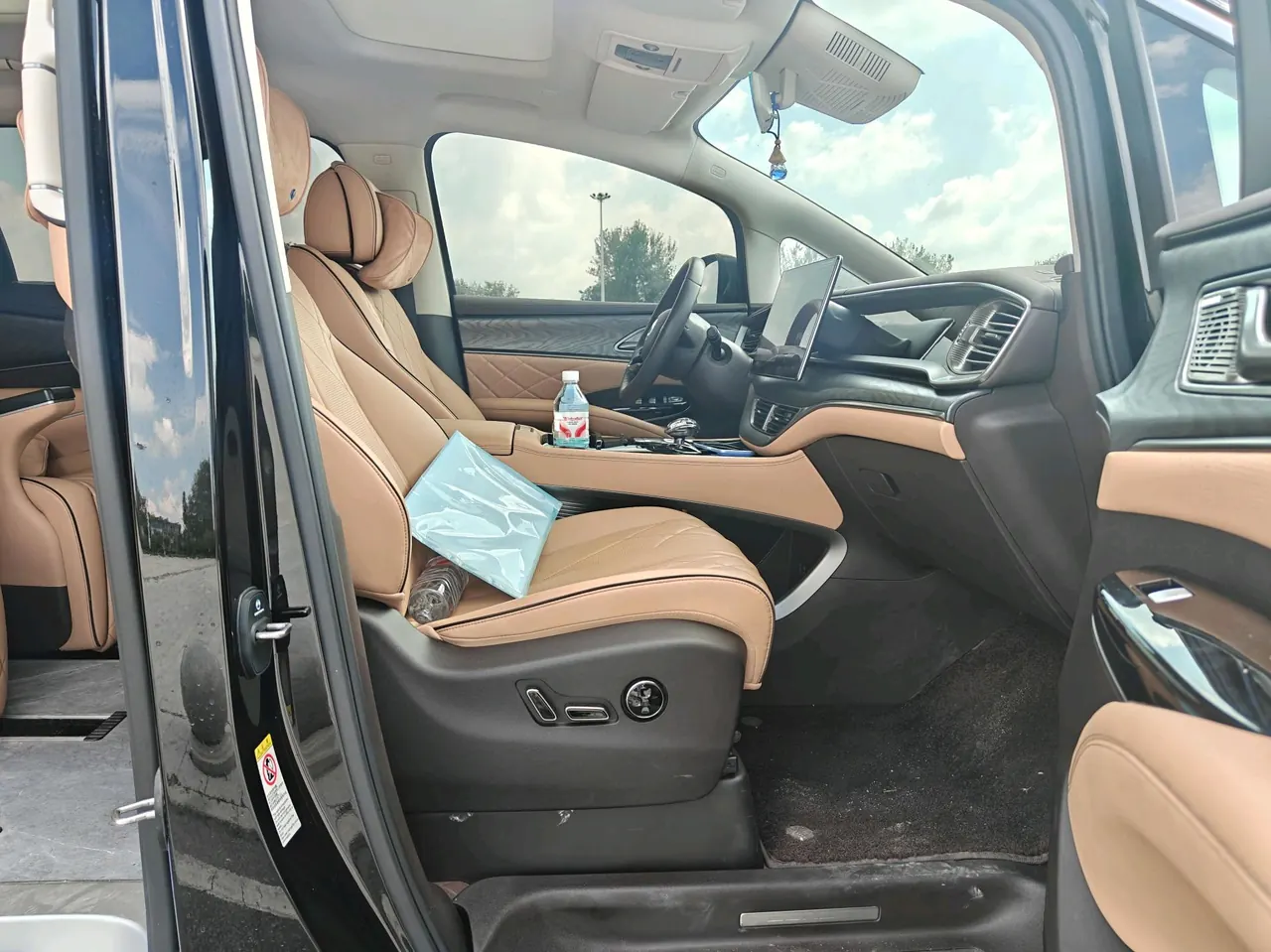 Denza 2024 Denza D9 DM-i 1.5T stepless 980 four-wheel drive distinguished automatic gear 12