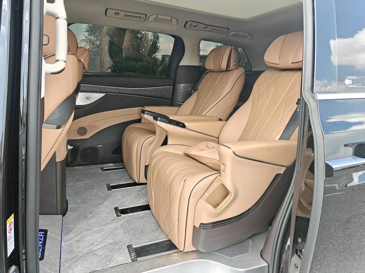Denza 2024 Denza D9 DM-i 1.5T stepless 980 four-wheel drive distinguished automatic gear 7