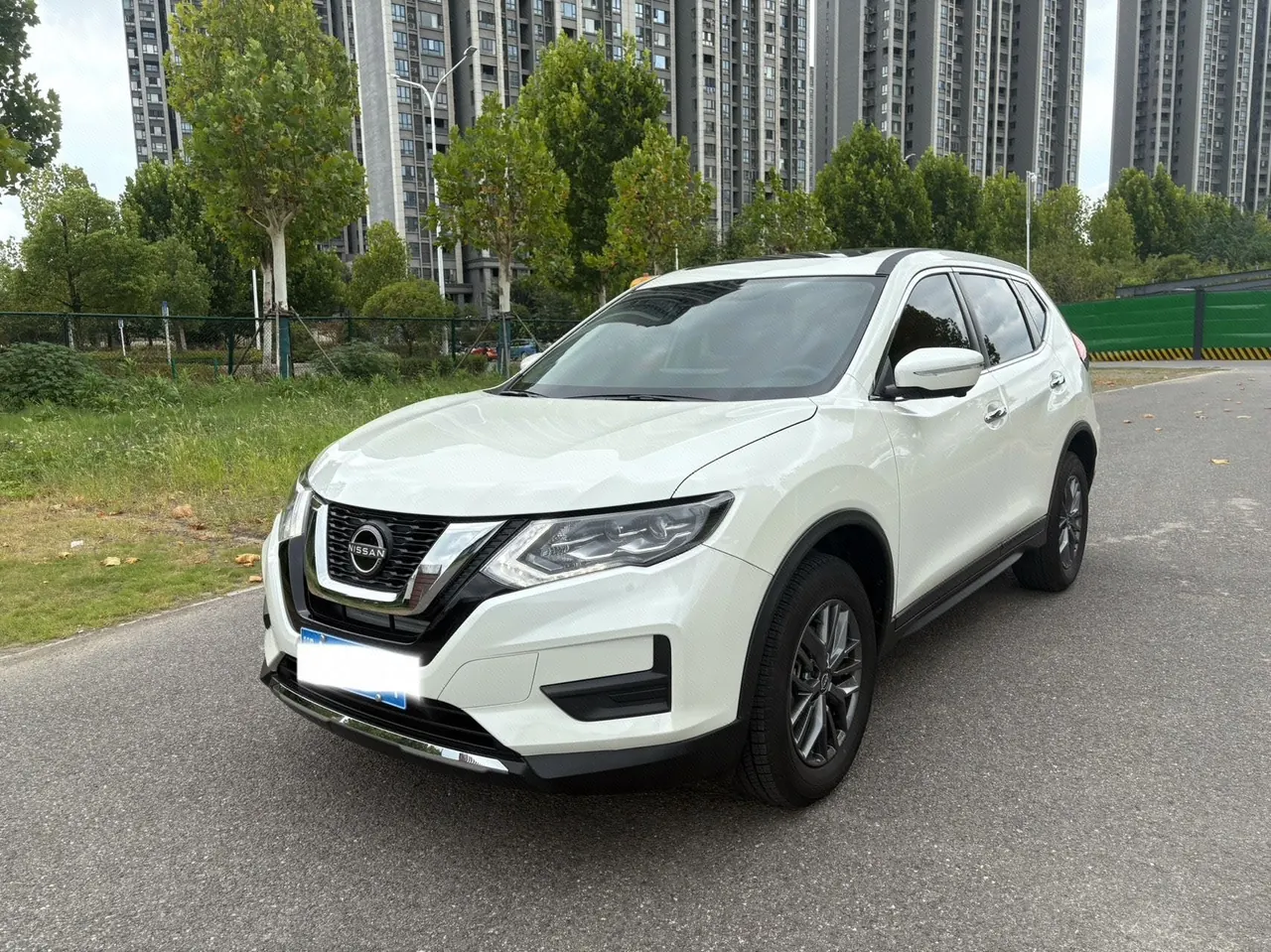 打开图片灯箱:Nissan 2025 Qijun Honor 2.0 Stepless Two-Drive Leading Edition Automatic Transmission