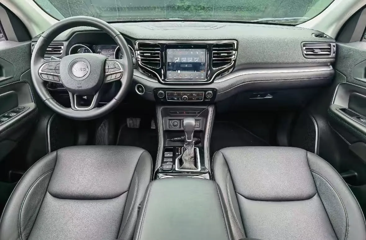 Jeep 2021 Commander 2.0T Two-Drive Deluxe Automatic Gear 3