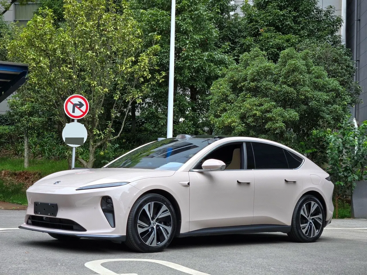 Open image lightbox: NIO 2022 ET5 75kWh automatic gear